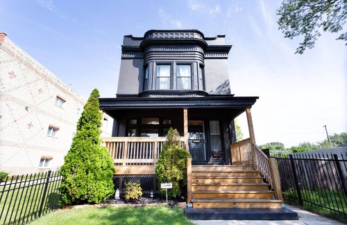 North Kenwood House | Villa Noir Chicago Victorian home 7 min to downtown, museums, shops & the beach