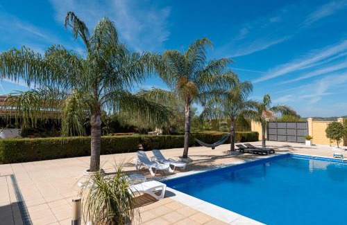 Lora Del Rio House | Villa Oasis