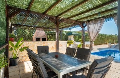 Lora Del Rio House | Villa Oasis