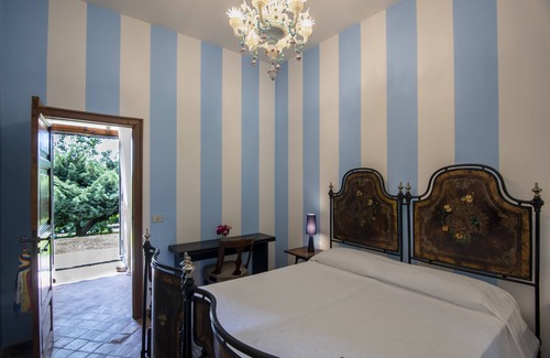 Milo Villa | Villa of Character with Pool and Private Park