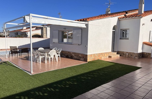 L'Escala House | VILLA OM 8 pax *Private Pool* Free AirAcon/Heating, Wifi, Sheets/Towels,