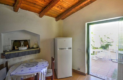 Mirto House | Villa Pascal C: A characteristic and welcoming apartment that is part of a villa surrounded by meadows and by green hills, with Free WI-FI.