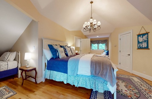 Lake Lure House | Villa Rosa: All-Suite lakefront chateau with private infinity pool & beach