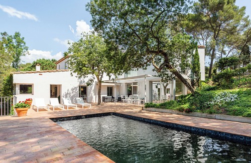 Lloret Town Center Villa | Villa 'Sagulla' with Sea View, Shared Pool and Wi-Fi