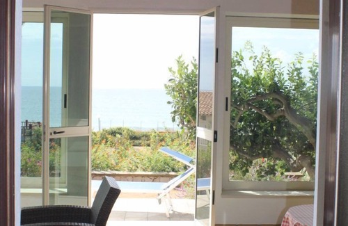 Marina di Modica Villa | Villa Sara, an air-conditioned veranda overlooking the sea.