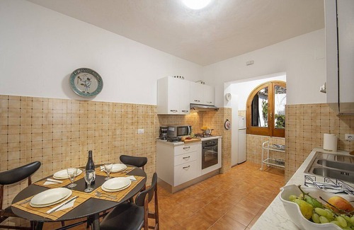 Praiano House | Villa Serafina: An elegant and welcoming two-story independent house which faces the sun and the sea, with Free WI-FI.