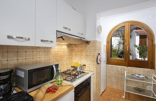 Praiano House | Villa Serafina: An elegant and welcoming two-story independent house which faces the sun and the sea, with Free WI-FI.