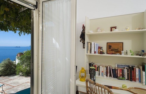 Praiano House | Villa Serafina: An elegant and welcoming two-story independent house which faces the sun and the sea, with Free WI-FI.