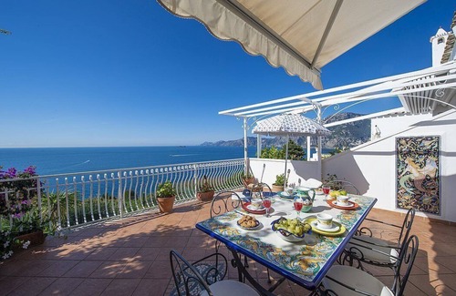 Praiano House | Villa Serafina: An elegant and welcoming two-story independent house which faces the sun and the sea, with Free WI-FI.