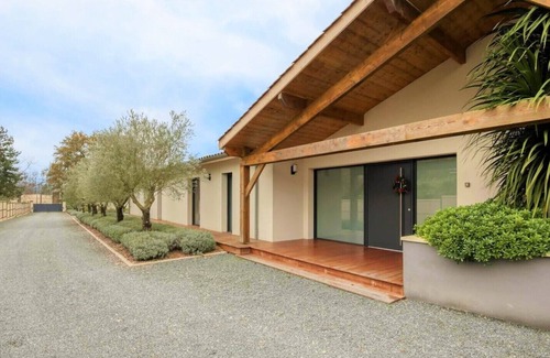 Peujard Villa | Villa sleeps 12 with private pool and jacuzzi in a quiet location.