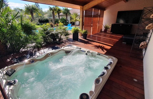 Peujard Villa | Villa sleeps 12 with private pool and jacuzzi in a quiet location.