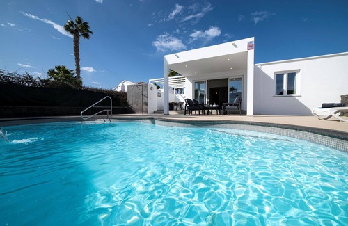 Yaiza Villa | Villa Solace Blanca | Playa Blanca | Stylish Comfort | Prime Location | Heated.