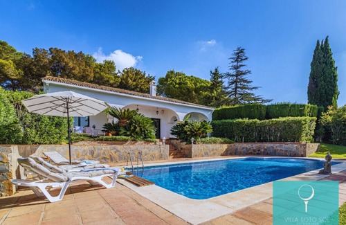 Sotogrande Villa | Villa Soto sol in Sotogrande: Strategic Location