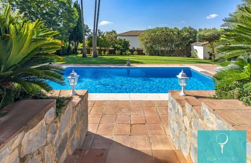 Sotogrande Villa | Villa Soto sol in Sotogrande: Strategic Location