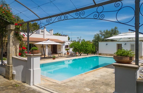 Monteroni di Lecce Villa | Villa 'Tenuta Il Carretto' with Private Pool, Wi-Fi and Air Conditioning
