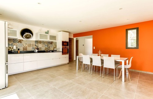Lourmarin House | “Villa Tranquilla: Charming Retreat with Swimming Pool in Lourmarin”