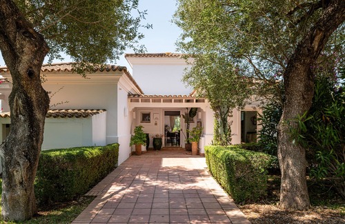 Benalup-Casas Vieja House | Villa Vainilla on the golf course with pool, Wi-Fi, and garden