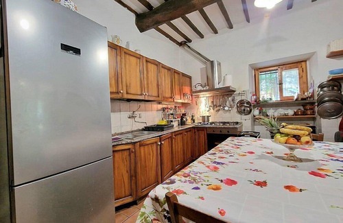 Santa Reparata Villa | Villa Veneranda: A characteristic and welcoming two-story age-old farm house surrounded by meadows and by green hills, in the border area between Umbria and Tuscany, with Free WI-FI.