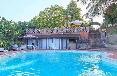 Santa Reparata Villa | Villa Veneranda: A characteristic and welcoming two-story age-old farm house surrounded by meadows and by green hills, in the border area between Umbria and Tuscany, with Free WI-FI.