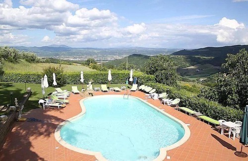 Santa Reparata Villa | Villa Veneranda: A characteristic and welcoming two-story age-old farm house surrounded by meadows and by green hills, in the border area between Umbria and Tuscany, with Free WI-FI.