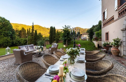 Vorno Villa | VILLA VIOLA - Residenze Seicento - An historic Villa with Garden close to Lucca with Air Conditioning