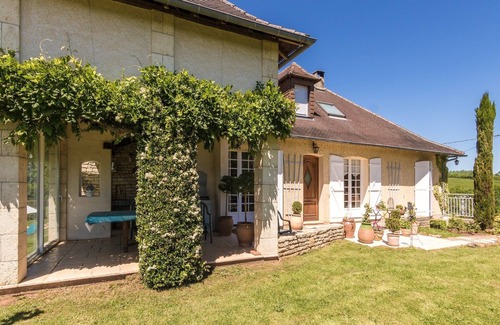 Saint-Bonnet-la-Riviere Villa | Villa with Pool in Corrèze