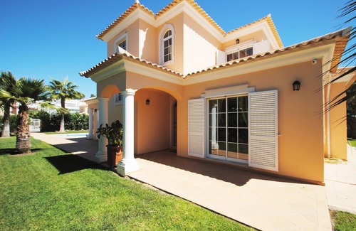 Almancil Villa | Villa w/private pool & BBQ in Varandas do Lago