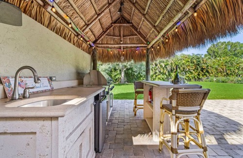 Biggar Villa | Villa Whiskey Palms- Enchanting Tiki Bar Pool Home