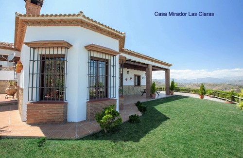 Iznate Villa | Villa with garden, swimming pool, Air Conditioning, WIFI, beautiful views.