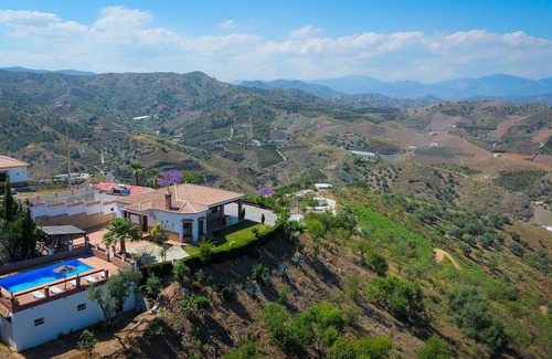 Iznate Villa | Villa with garden, swimming pool, Air Conditioning, WIFI, beautiful views.