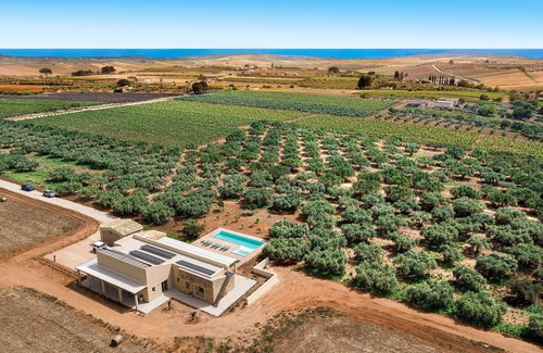 Menfi Villa | Villa with Pool and A/C in Sicily