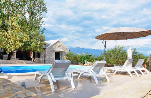 Pucisca Villa | Villa with pool in a secluded and quiet location