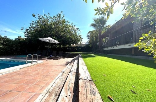 El Roc de Sant Gaieta Ski Chalet | Villa with pool, parking and wifi next to Roc de Sant Gaieta with sea views.
