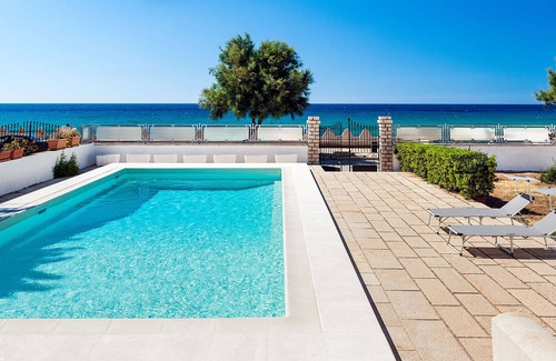 Cornino Villa | Villa with private pool, sea front location, in Cornino not far from Trapani