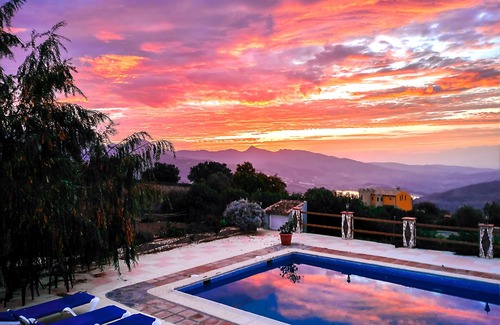 El Gastor Villa | Villa with Private Pool, wonderful Lake/Mountain views, pets fiendly and Wi-Fi