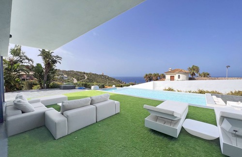 Atlanterra Ski Chalet | Villa with spectacular sea views, with private pool and spa.Free Wifi.