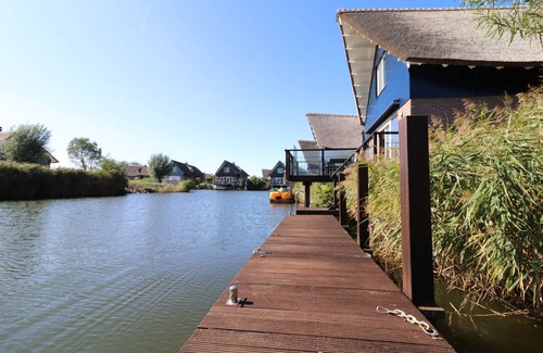 Makkum Villa | Villa with terrace on the water in Friesland