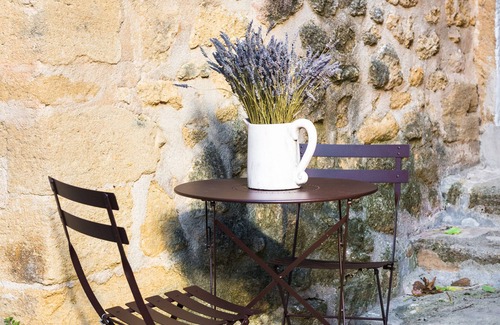 Lauris House | Village house for 8/9 people near all shopping facilities in Luber, Provence.