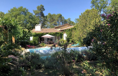 Les Assions House | Ville Végétalisée Pour 6 Personnes .grande Piscine et Cabane Dans les Arbres