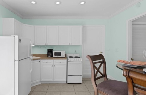 Siesta Key Village House | Vinca | Pet Friendly Home Located in Siesta Key Village w/Heated Pool, Walk to Beach!