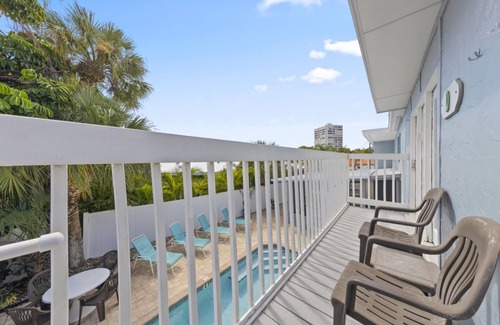 Siesta Key Village House | Vinca | Pet Friendly Home Located in Siesta Key Village w/Heated Pool, Walk to Beach!