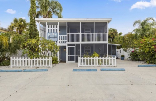 Siesta Key Village House | Vinca | Pet Friendly Home Located in Siesta Key Village w/Heated Pool, Walk to Beach!