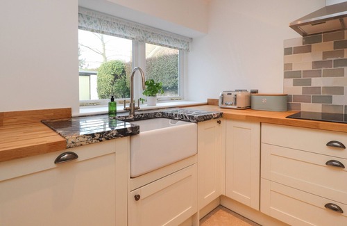 Pilling House | VINE COTTAGE, pet friendly, character holiday cottage in Pilling