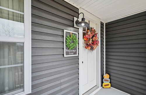 Vine Grove Cottage | Vine Grove Home w/Deck, 4 Mi to Saunders Springs!