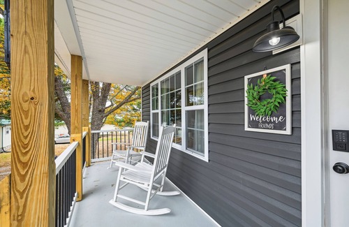 Vine Grove Cottage | Vine Grove Home w/Deck, 4 Mi to Saunders Springs!