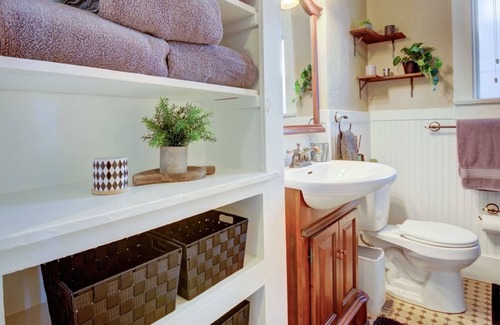 Cole House | Vine Street Retreat: Prime Location, Private Backyard & Games - 420ok!