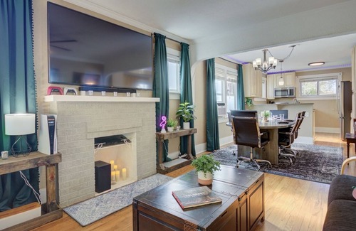 Cole House | Vine Street Retreat: Prime Location, Private Backyard & Games - 420ok!