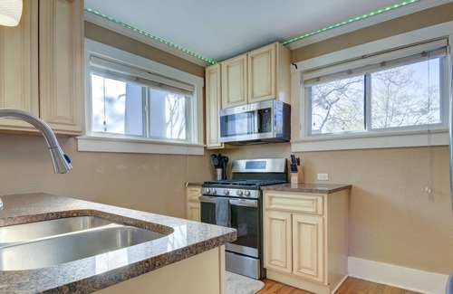 Cole House | Vine Street Retreat: Prime Location, Private Backyard & Games - 420ok!