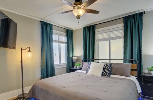 Cole House | Vine Street Retreat: Prime Location, Private Backyard & Games - 420ok!