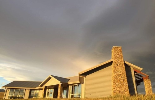 Clyde House | Vineyard and Mountain Views